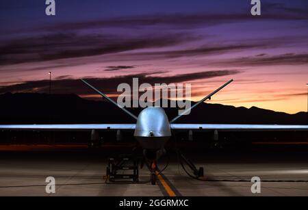 Das unbemannte Luftfahrzeug der US Air Force General Atomics MQ-9 Reaper bei Sonnenuntergang auf der Fluglinie auf der Creech Air Force Base am 16. November 2016 in Indian Springs, Nevada. Stockfoto