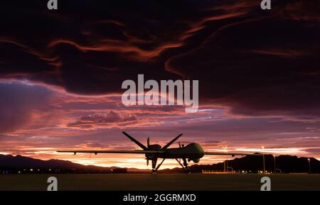 Das unbemannte Flugfahrzeug General Atomics MQ-9 Reaper während des Sonnenuntergangs auf der Fluglinie auf der Creech Air Force Base am 19. November 2019 in Indian Springs, Nevada. Stockfoto