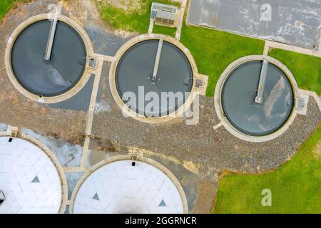 Moderne städtische Kläranlage Wasserreinigung ist der Prozess der Beseitigung unerwünschter Stockfoto