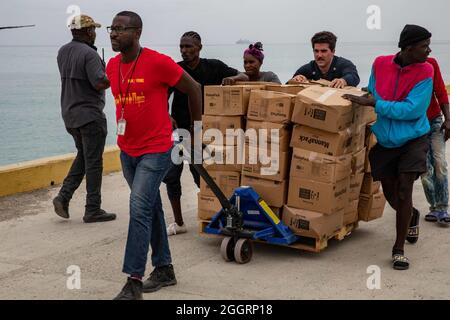 Jeremie, Haiti. September 2021. US-Marineinfanteristen. Matrosen und Freiwillige entluden während einer humanitären Mission am 1. September 2021 in Jeremie, Haiti, Lebensmittel von einem Landungsschiff im Hafen. Das Militär, die USAID und Freiwillige helfen nach dem jüngsten Erdbeben. Kredit: MC2 John Bellino/U.S. Navy/Alamy Live News Stockfoto