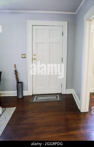 Die Innenansicht einer geschlossenen weißen Holztür zu einem Haus Stockfoto