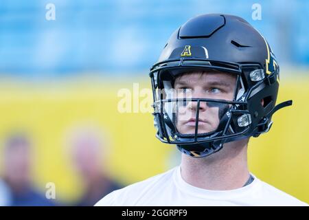 Charlotte, NC, USA. September 2021. Appalachian State Mountaineers Quarterback Chase Brice (7) während der Aufwärmphase vor dem Duke's Mayo Classic 2021 im Bank of America Stadium in Charlotte, NC. (Scott Kinser/Cal Sport Media). Kredit: csm/Alamy Live Nachrichten Stockfoto