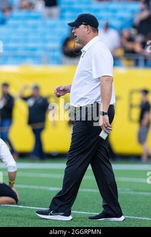 Charlotte, NC, USA. September 2021. Appalachian State Mountaineers Cheftrainer Shawn Clark während der Aufwärmphase vor dem Duke's Mayo Classic 2021 im Bank of America Stadium in Charlotte, NC. (Scott Kinser/Cal Sport Media). Kredit: csm/Alamy Live Nachrichten Stockfoto