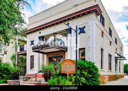 Bankhouse Coffee, das sich im ältesten Geschäftsgebäude auf der Jeff Davis Avenue befindet, ist abgebildet, 31. August 2021, in Long Beach, Mississippi. Stockfoto