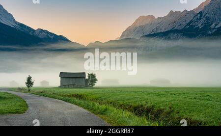 Morgennebel Auf Den Wettersteingebirge In Tirol Stockfoto
