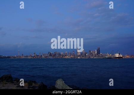 Stadtbild in der Innenstadt von Seattle bei Sonnenuntergang über der Elliott Bay Stockfoto