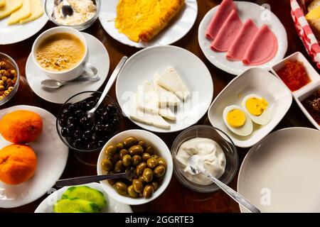 Reichhaltiges und leckeres türkisches Frühstück auf dem Hoteltisch ohne Leute Stockfoto