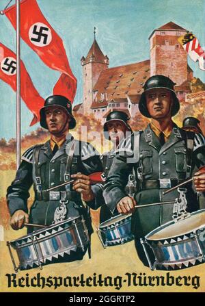 Ein Vintage-Plakat für die jährliche Nazi-Nürnberger Kundgebung mit einem Gemälde uniformierten SS-Schlagzeugern Stockfoto