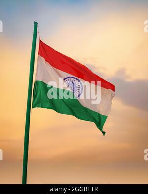 Indische Nationalflagge gegen den Sonnenuntergang. Stockfoto