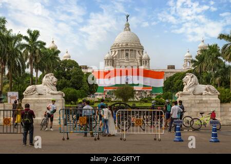 Das Victoria Memorial Denkmal in Kalkutta ist anlässlich des Unabhängigkeitstages mit einer indischen Nationalflagge geschmückt Stockfoto