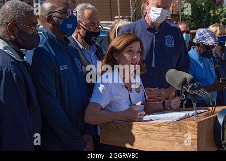 NEW YORK, NY - 02. SEPTEMBER: Die New Yorker Gouverneurin Kathy Hochul spricht auf einer Pressekonferenz in Queens über die Auswirkungen der Überreste des US-amerikanischen Bergikans Ida am 2. September 2021 in New York City. Gov. Kathy Hochul, Senator Charles Schumer und Bürgermeister Bill de Blasio schlossen sich anderen Beamten an, die in der Nähe eines Hauses standen, in dem Phamatee Ramskriet und Khrishah Ramskriet getötet wurden, als ihre Kellerwohnung im Jamaika-Viertel der Queens überflutet wurde und über zukünftige Vorbereitungen diskutierten. Kredit: Ron Adar/Alamy Live Nachrichten Stockfoto