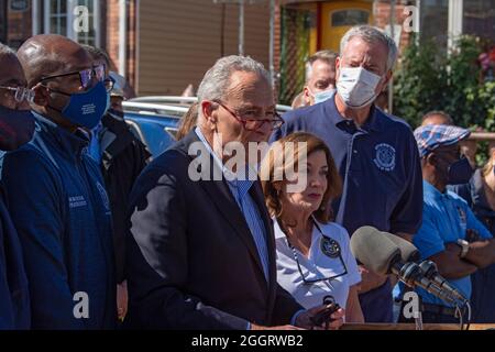 NEW YORK, NY - 02. SEPTEMBER: Senator Charles Schumer (D-NY), Vorsitzender der Mehrheit des Senats, spricht auf einer Pressekonferenz in Queens über die Auswirkungen der Überreste des Orkans Ida am 2. September 2021 in New York City. Gov. Kathy Hochul, Senator Charles Schumer und Bürgermeister Bill de Blasio schlossen sich anderen Beamten an, die in der Nähe eines Hauses standen, in dem Phamatee Ramskriet und Khrishah Ramskriet getötet wurden, als ihre Kellerwohnung im Jamaika-Viertel der Queens überflutet wurde und über zukünftige Vorbereitungen diskutierten. Kredit: Ron Adar/Alamy Live Nachrichten Stockfoto