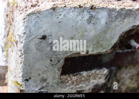 Natzwiller, Frankreich. August 2021. Der Name 'Ivan' ist in kyrillischer Schrift in einen Stein gemeißelt. Im ehemaligen Nazi-Konzentrationslager Natzwiller-Struthof führt ein Team der Universität Straßburg archäologische Ausgrabungen im Steinbruch und in der Lagerschmiede durch. Quelle: Philipp von Ditfurth/dpa/Alamy Live News Stockfoto