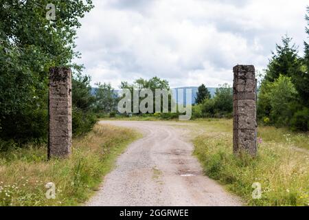 Natzwiller, Frankreich. August 2021. Am Eingang zum Steinbruch des Nazi-Konzentrationslagers Natzwiller-Struthof stehen mutmaßliche ehemalige Pfosten. Im ehemaligen Nazi-Konzentrationslager Natzwiller-Struthof führt ein Team der Universität Straßburg archäologische Ausgrabungen im Steinbruch und in der Lagerschmiede durch. Quelle: Philipp von Ditfurth/dpa/Alamy Live News Stockfoto