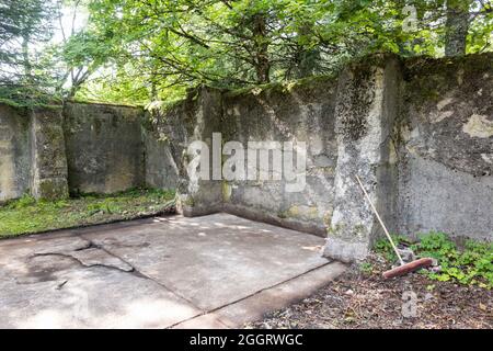 Natzwiller, Frankreich. August 2021. Ein Besen lehnt sich an eine Wand neben einem von Archäologen freigelegten Betonbereich. Im ehemaligen Nazi-Konzentrationslager Natzwiller-Struthof führt ein Team der Universität Straßburg archäologische Ausgrabungen im Steinbruch und in der Lagerschmiede durch. Quelle: Philipp von Ditfurth/dpa/Alamy Live News Stockfoto