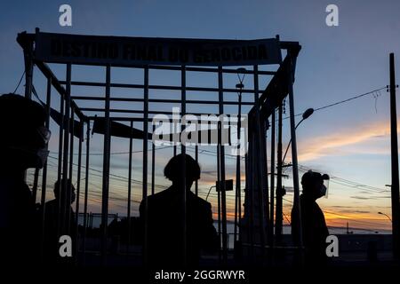 Salvador, Bahia, Brasilien - 11. Juni 2021: Silhouette des Gefängnisses mit dem brasilianischen Präsidenten Bolsonaro. Stockfoto