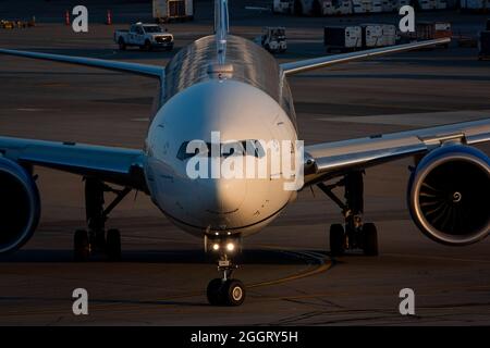 San Francisco, Kalifornien, USA. September 2021. Ein Boeing 777 von United Airlines fährt mit dem Taxi zur Start- und Landebahn des internationalen Flughafens von San Francisco auf dem Weg nach Honolulu. (Bild: © K.C. Alfred/ZUMA-Pressdraht) Stockfoto