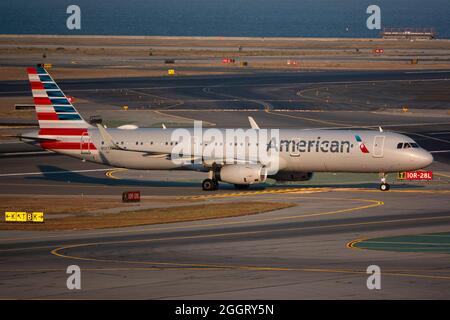 San Francisco, Kalifornien, USA. September 2021. Ein Airbus 321 von American Airlines in der Nähe der Start- und Landebahn des internationalen Flughafens von San Francisco. (Bild: © K.C. Alfred/ZUMA-Pressdraht) Stockfoto