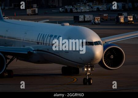 San Francisco, Kalifornien, USA. September 2021. Ein Boeing 777 von United Airlines fährt mit dem Taxi zur Start- und Landebahn des internationalen Flughafens von San Francisco auf dem Weg nach Honolulu. (Bild: © K.C. Alfred/ZUMA-Pressdraht) Stockfoto