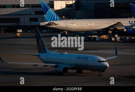 San Francisco, Kalifornien, USA. September 2021. Eine Boeing 737 von United Airlines fährt mit dem Flugzeug zur Start- und Landebahn des San Francisco International Airport. (Bild: © K.C. Alfred/ZUMA-Pressdraht) Stockfoto