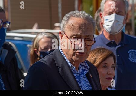 Der Mehrheitsführer des Senats, Charles Schumer (D-NY), spricht auf einer Pressekonferenz in Queens über die Auswirkungen der Überreste des Orkans Ida in New York City. Gouverneur Kathy Hochul, Senatorin. Charles Schumer und Bürgermeister Bill de Blasio schlossen sich anderen Beamten an, die in der Nähe eines Hauses standen, in dem Phamatee Ramskriet und Khrishah Ramskriet getötet wurden, als ihre Kellerwohnung im Jamaika-Viertel der Queens überflutet wurde, und diskutierten über die zukünftigen Vorbereitungen und den Tribut des Sturms. Die Überreste des Unwutausbleibsel Ida haben historischen Regen über New York City geworfen, als Autobahnen und Boulevards zu Flüssen wurden und eintauchte Stockfoto