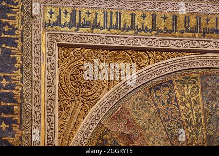 Nahaufnahme der arabischen maurischen Dekorationen in der großen Moschee von Cordoba, Spanien Stockfoto