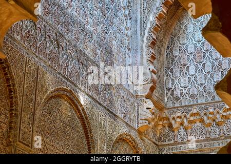 Islamische Dekorationen und alte maurische Architektur in der großen Moschee von Cordoba, Spanien Stockfoto