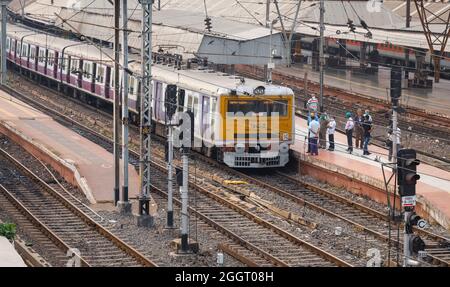 Indischer Eisenbahn lokaler Personenzug wartet auf Abfahrt am Howrah Bahnhofsplatz in Kalkata Stockfoto