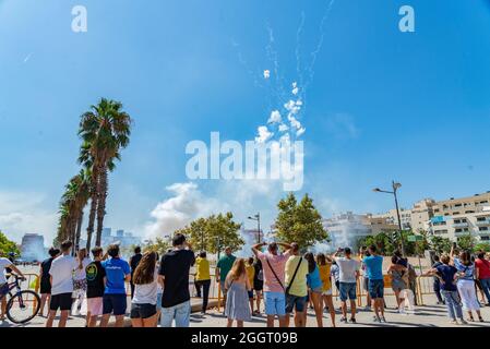 Valencia, Spanien. September 2021. Ein Blick auf die Mascleta der Pyrotechnik Tomas. Eine Mascleta ist eine pyrotechnische Aufnahme, die eine sehr laute und rhythmische Komposition bildet, die mit festlichen Motiven auf Plätzen und Straßen abgefeuert wird, in der Regel während des Tages; Es ist typisch für die Valencianische Gemeinschaft. Das Fallas-Festival findet vom 1. Bis 5. September mit sanitären Einschränkungen statt. (Foto: Xisco Navarro/SOPA Images/Sipa USA) Quelle: SIPA USA/Alamy Live News Stockfoto