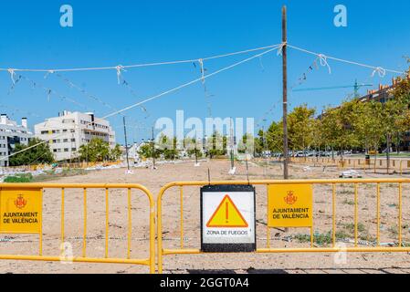 Valencia, Spanien. September 2021. Blick auf die Mascleta der Pyrotechnik Tomas. Eine Mascleta ist eine pyrotechnische Aufnahme, die eine sehr laute und rhythmische Komposition bildet, die mit festlichen Motiven auf Plätzen und Straßen abgefeuert wird, in der Regel während des Tages; Es ist typisch für die Valencianische Gemeinschaft. Das Fallas-Festival findet vom 1. Bis 5. September mit sanitären Einschränkungen statt. (Foto: Xisco Navarro/SOPA Images/Sipa USA) Quelle: SIPA USA/Alamy Live News Stockfoto