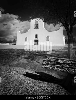 Ein heißer Sommertag, an dem die Sonne von Texas auf der 1840 erbauten Socorro Mission in Socorro, Texas, in der Nähe von El Paso scheint. Stockfoto