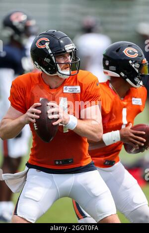 Chicago Bears Quarterbacks Andy Dalton (14) und Justin Fields (1) während des Trainingslagers in Halas Hall, Donnerstag, 2. September 2021, in Lake Forest, Illinois. (Max Siker/Image of Sport) Stockfoto