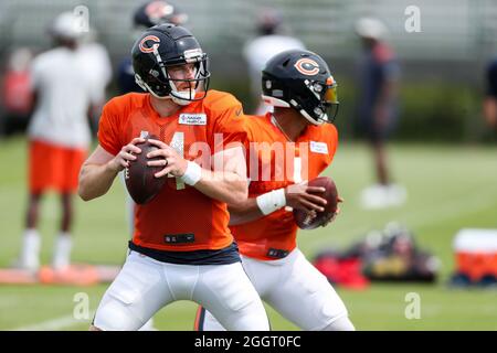 Chicago Bears Quarterbacks Andy Dalton (14) und Justin Fields (1) während des Trainingslagers in Halas Hall, Donnerstag, 2. September 2021, in Lake Forest, Illinois. (Max Siker/Image of Sport) Stockfoto