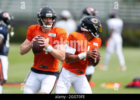 Chicago Bears Quarterbacks Andy Dalton (14) und Justin Fields (1) während des Trainingslagers in Halas Hall, Donnerstag, 2. September 2021, in Lake Forest, Illinois. (Max Siker/Image of Sport) Stockfoto