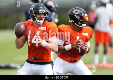 Chicago Bears Quarterbacks Andy Dalton (14) und Justin Fields (1) während des Trainingslagers in Halas Hall, Donnerstag, 2. September 2021, in Lake Forest, Illinois. (Max Siker/Image of Sport) Stockfoto