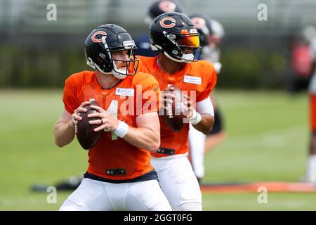 Chicago Bears Quarterbacks Andy Dalton (14) und Justin Fields (1) während des Trainingslagers in Halas Hall, Donnerstag, 2. September 2021, in Lake Forest, Illinois. (Max Siker/Image of Sport) Stockfoto