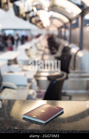 Slowenischer Pass, der für die Inspektion am Flughafen-Bording-Check vatiert wird.Reisekonzept. Stockfoto