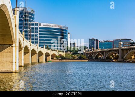 Tempe Skyline von der Mill Avenue Bridge aus mit Blick über den Tempe Town Lake bis zur Innenstadt von Tempe in Arizona. Stockfoto