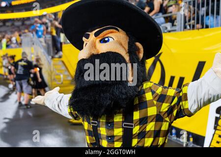 Charlotte, NC, USA. September 2021. Das Maskottchen der Appalachian State Mountaineers tanzt im dritten Quartal des Duke's Mayo Classic 2021 am Rand des Stadions der Bank of America in Charlotte, NC. (Scott Kinser/Cal Sport Media). Kredit: csm/Alamy Live Nachrichten Stockfoto