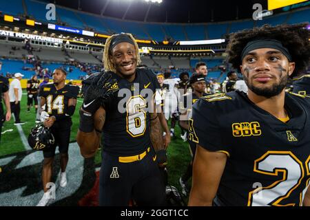 Charlotte, NC, USA. September 2021. Appalachian State Mountaineers running back Camerun Peoples (6) ist ein Lächeln auf den Lippen, nachdem sie 2021 im Bank of America Stadium in Charlotte, NC, den Duke's Mayo Classic gewonnen haben. (Scott Kinser/Cal Sport Media). Kredit: csm/Alamy Live Nachrichten Stockfoto