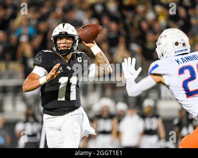 Orlando, FL, USA. September 2021. UCF Knights Quarterback Dillon Gabriel (11) während des NCAA-Fußballspiels zwischen Boise State Broncos und den UCF-Knights im Bounce House in Orlando, FL. Romeo T Guzman/Cal Sport Media/Alamy Live News Stockfoto