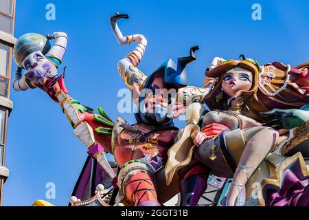 Valencia, Spanien. September 2021. Blick auf die Falla Regne de Valencia, Duque de Calabria, diese Falla der Special Section, von dem Künstler Sergio Musoles. Alle Fallas befinden sich bereits auf den Straßen von Valencia, nach einer schwierigen Nacht aufgrund der Regenfälle, die durch den Dana-Sturm verursacht wurden, ist La Planta nun offiziell. Das Fallas-Festival findet vom 1. Bis 5. September mit sanitären Einschränkungen statt. Kredit: SOPA Images Limited/Alamy Live Nachrichten Stockfoto