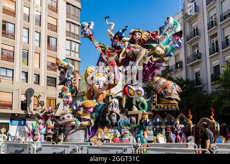 Valencia, Spanien. September 2021. Blick auf die Falla Regne de Valencia, Duque de Calabria, diese Falla der Special Section, von dem Künstler Sergio Musoles. Alle Fallas befinden sich bereits auf den Straßen von Valencia, nach einer schwierigen Nacht aufgrund der Regenfälle, die durch den Dana-Sturm verursacht wurden, ist La Planta nun offiziell. Das Fallas-Festival findet vom 1. Bis 5. September mit sanitären Einschränkungen statt. Kredit: SOPA Images Limited/Alamy Live Nachrichten Stockfoto