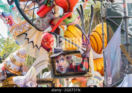 Valencia, Spanien. September 2021. Blick auf die Falla Regne de Valencia, Duque de Calabria, diese Falla der Special Section, von dem Künstler Sergio Musoles hat sein Motto "Malamente".Alle Fallas sind bereits auf den Straßen von Valencia, nach einer schwierigen Nacht aufgrund der Regenfälle durch den Dana Sturm, La Planta ist jetzt offiziell. Das Fallas-Festival findet vom 1. Bis 5. September mit sanitären Einschränkungen statt. Kredit: SOPA Images Limited/Alamy Live Nachrichten Stockfoto