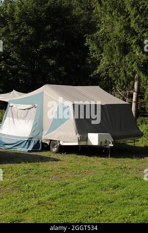 Ein alter Klappwagen auf einem Campingplatz Stockfoto