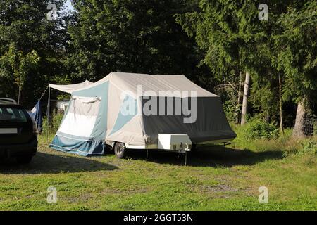Ein alter Klappwagen auf einem Campingplatz Stockfoto