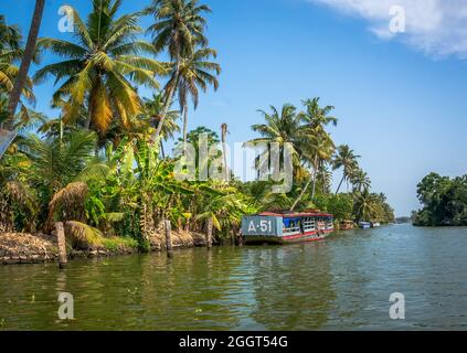 Flussbahn im Fluss neben den Palmen von Alleppey, Kerala Indien. Stockfoto