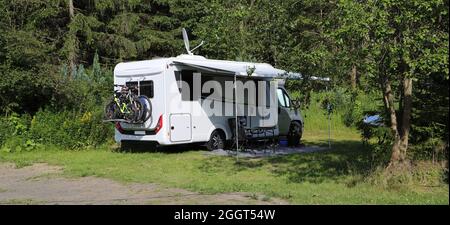 Ein neues Mobilheim mit Markise und Tisch und Stühlen Stockfoto