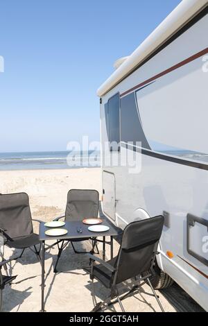 Ein Wohnmobil in Dänemark am Vejers Strand Autostrand Stockfoto