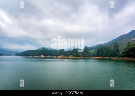 Bergsee Kundale mit bewölktem Himmel in Munnar, Kerala, Indien Stockfoto